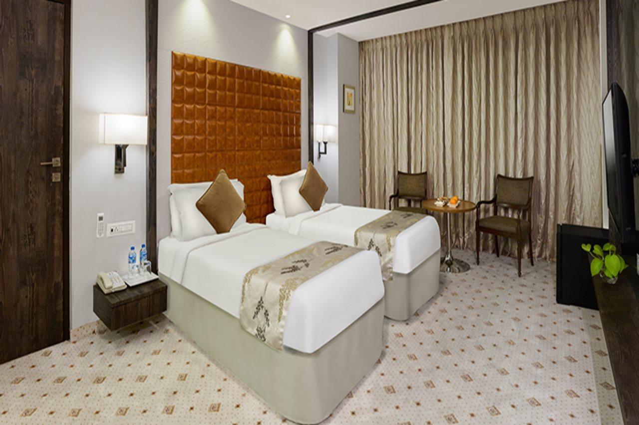Regenta Central Hotel & Convention Centre נאגפור מראה חיצוני תמונה