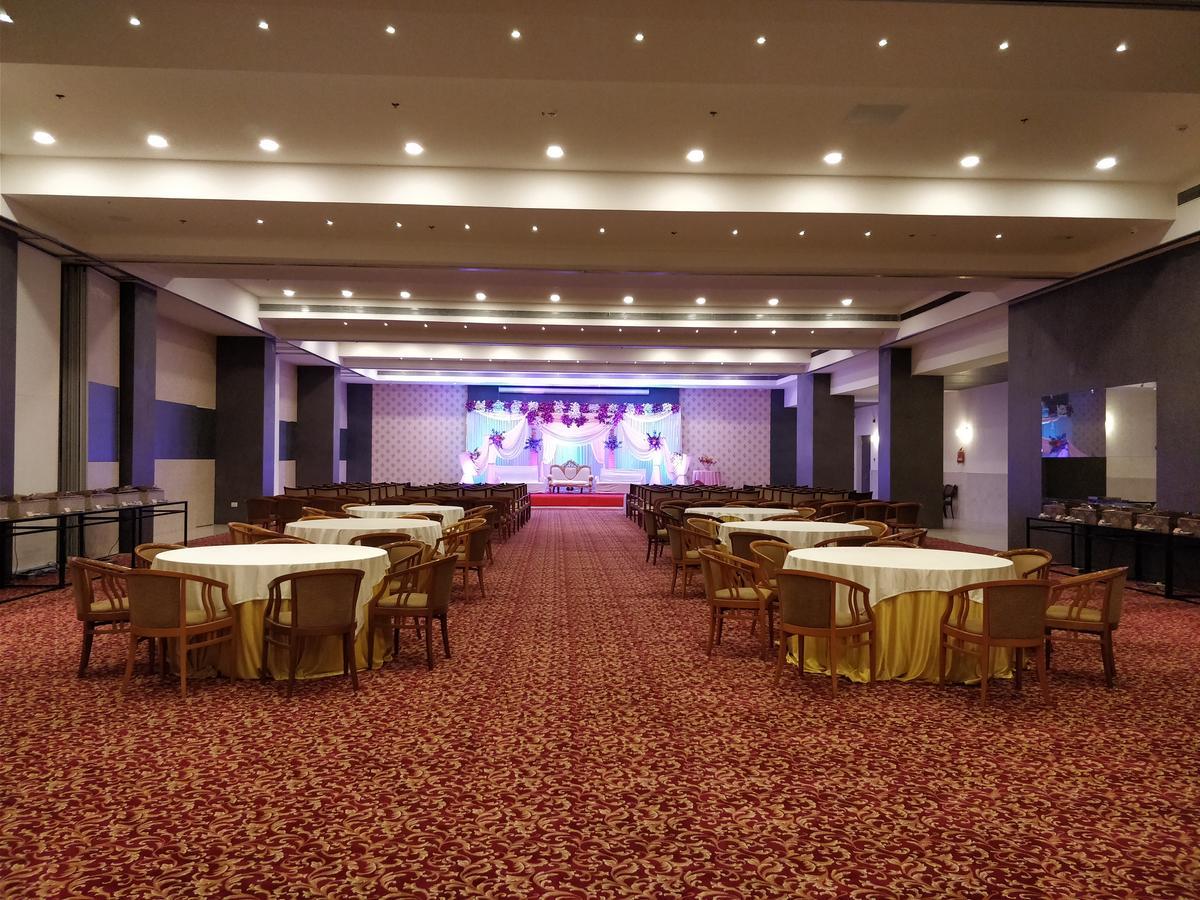 Regenta Central Hotel & Convention Centre נאגפור מראה חיצוני תמונה