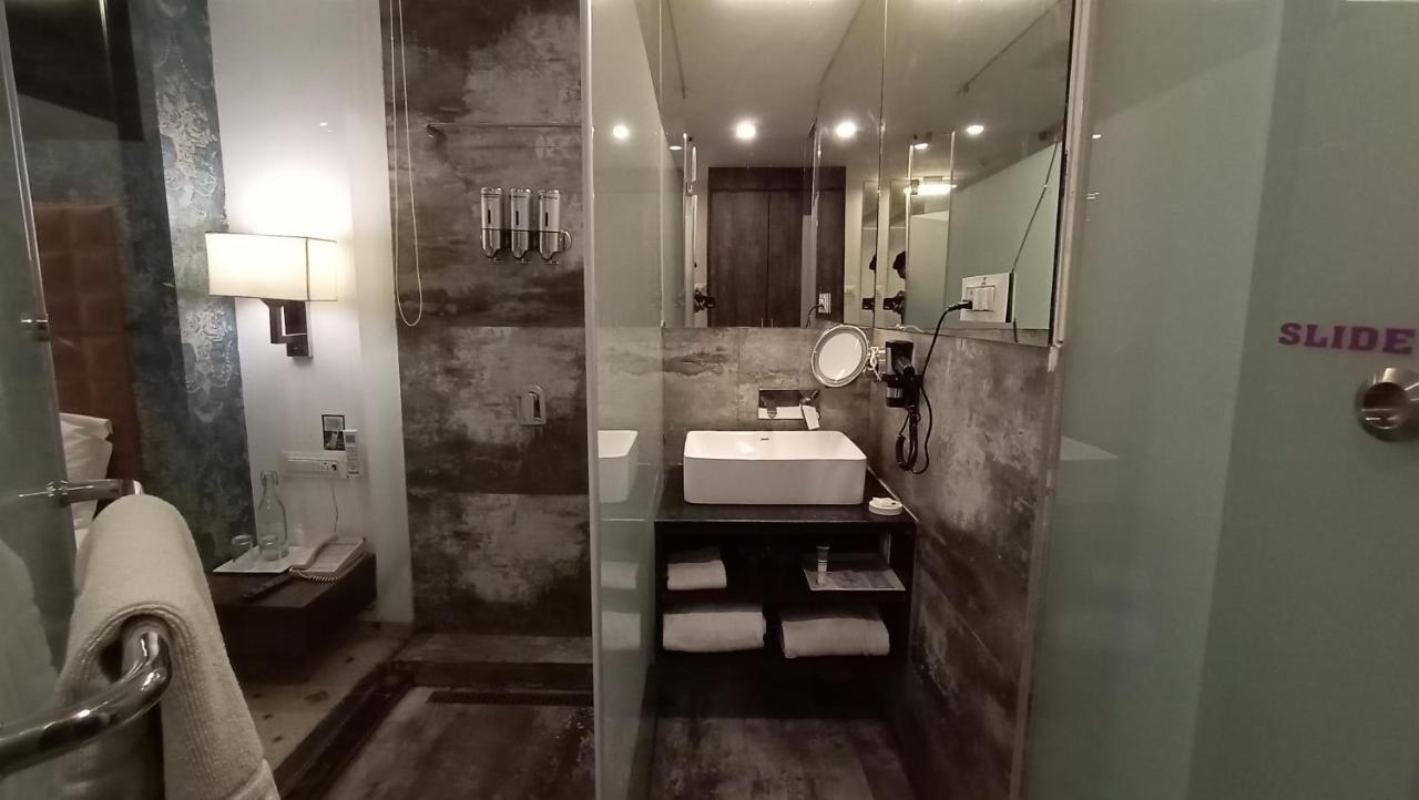 Regenta Central Hotel & Convention Centre נאגפור מראה חיצוני תמונה